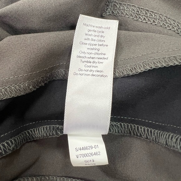 Athleta Tribeca 9” Bermuda Shorts in Arbor Olive Green and Black, size 4 - Picture 7 of 10